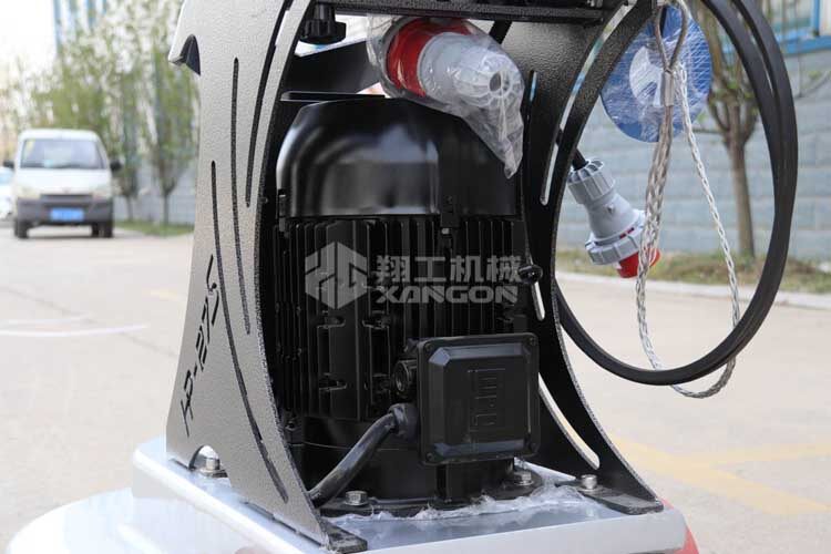 拋光機是為了讓地面表面有光澤，需要先研磨后才可以拋光。拋光分為粗拋和精拋，這時候可以使用拋光機，配合拋光墊，提高地面的光澤度。高速地坪拋光機讓你輕松完成地坪拋光工作，提高地坪亮度。