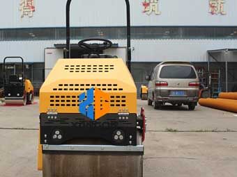 座駕壓路機“身材小，能量大”